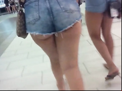 Bootylicious coed made her buttocks bounce in short jeans