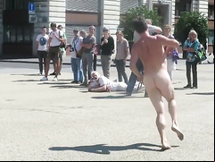 Nude man runs around a public square and gets attention